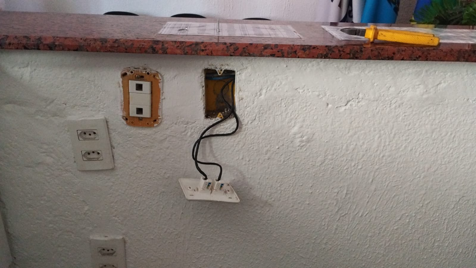 Equipe técnica realizando ajustes de segurança eletrônica